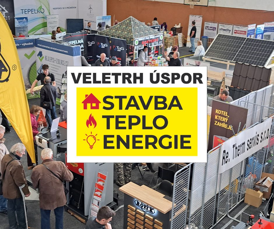 Pohled na Veletrh úspor STAVBA–TEPLO–ENERGIE s expozicemi firem, technologiemi pro vytápění a energetické úspory a centrálním logem akce.