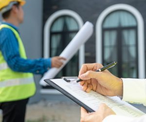 Kontrolní prohlídka stavby se zápisem do stavebního deníku a kontrolou projektové dokumentace
