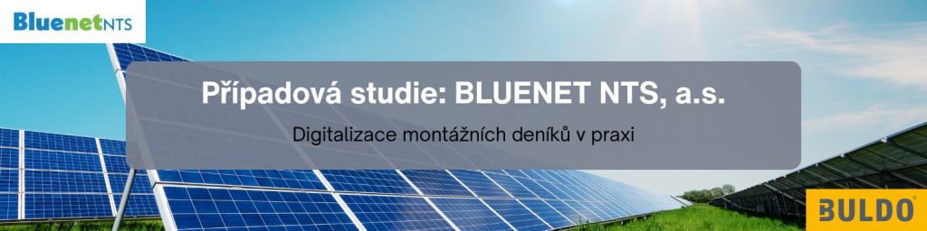 Úvodní banner případové studie BLUENET NTS s fotovoltaickými panely a tématem digitalizace montážních deníků pomocí Bulda.